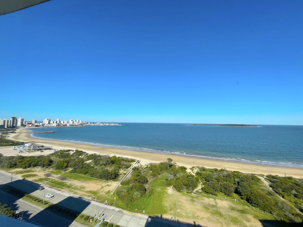 Vista del lujoso departamento en Playa Mansa invierta en Punta del Este con Punta del Este Investments®