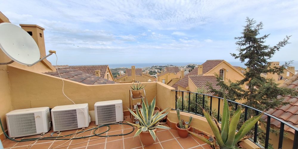 Amplia terraza de este Estupendo Chalet en La Cala de Mijas- Vende Costa del Sol Espana Inversiones Inmbobiliarias.