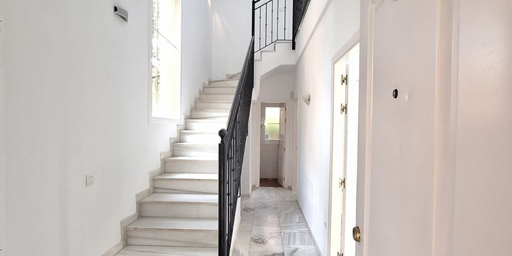 Escalera que lleva a los dormitorios de este Estupendo Chalet en la Cala de Mijas - Vende Costa del Sol Espana Inversiones Inmbobiliarias.
