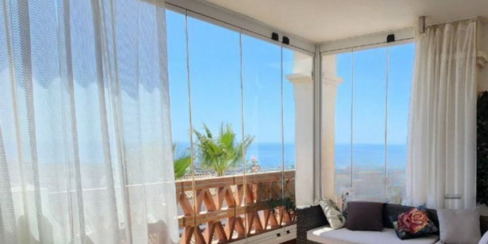 Living con terrazas acristaladas en este luminoso departamento en Mijas. Excelente oportunidad para invertir y o vivir en Mijas. Vende Costa del Sol Espana Inversiones Inmobiliarias.