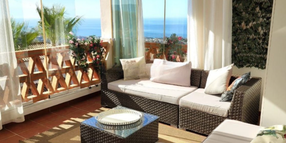 Living con terrazas acristaladas en este luminoso departamento en el municipio de Mijas. Vende Costa del Sol Espana Inversiones Inmobiliarias.