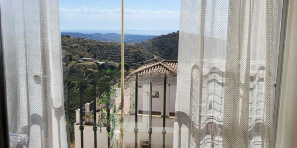 Desde el dormitorio de este luminoso departamento en Mijas y con vistas al Mediterrneo es una excelente oportunidad para invertir o vivir. Costa del Sol Espana Inversiones Inmobiliarias