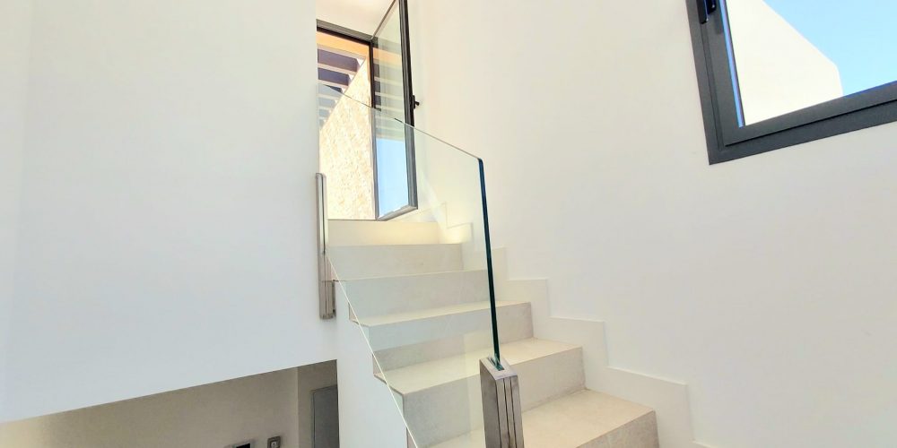 Escalera a la terraza en este lujoso Penthouse en Marbella. Costa del Sol Inversiones Inmobiliarias