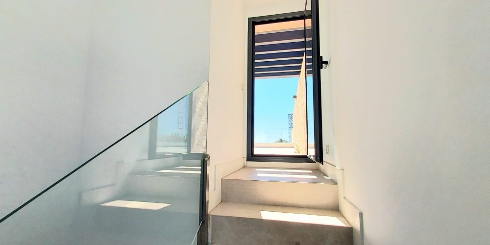Escalera a la terraza en este lujoso Penthouse en Marbella. Costa del Sol Inversiones Inmobiliarias
