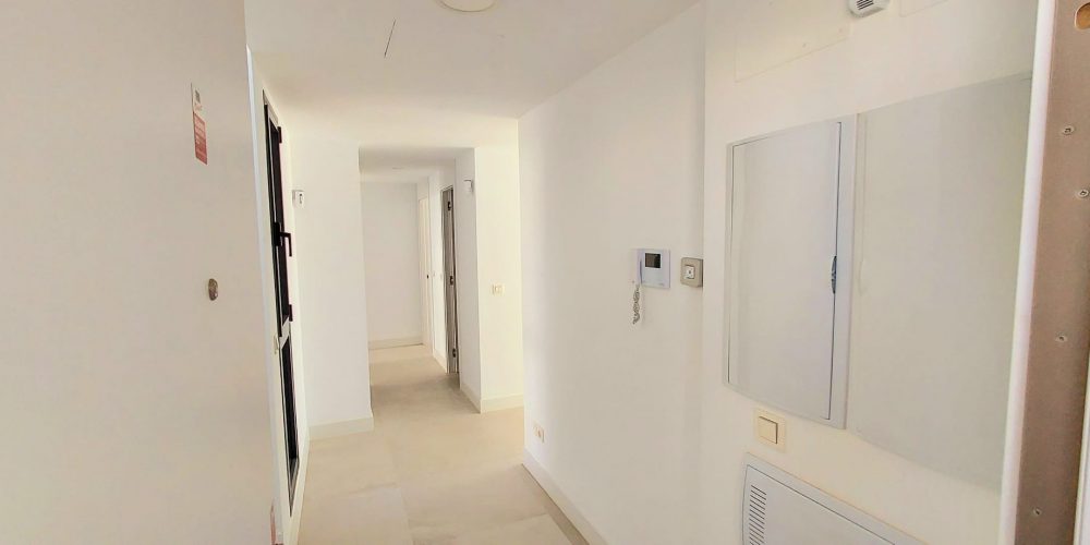 Hall entre los diferentes dormitorios de este estupendo Penthouse. Marbella. Costa del Sol Inversiones Inmobiliarias