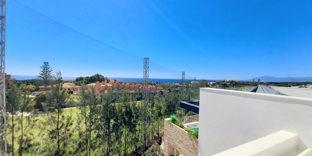 Estupendas vistas desde la terraza de este lujoso Penthouse en Marbella. Costa del Sol Inversiones Inmobiliarias
