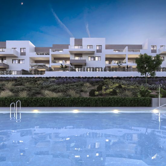 Vista nocturna del resort y la piscina de estos Elegantes Departamentos en Benalmadena - Vende Costa del Sol Inversiones Inmobiliarias