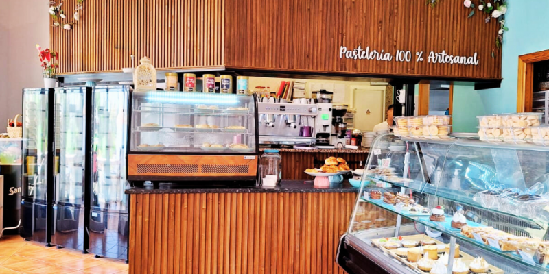 Traspaso  de Exitosa Pasteleria - Cafeteria en la Costa del Sol. Mostrador y el obrador detrás.