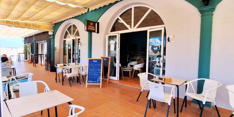 Traspaso  de Exitosa Pasteleria - Cafeteria en la Costa del Sol. Amplia terraza con vistas estupendas al golf.