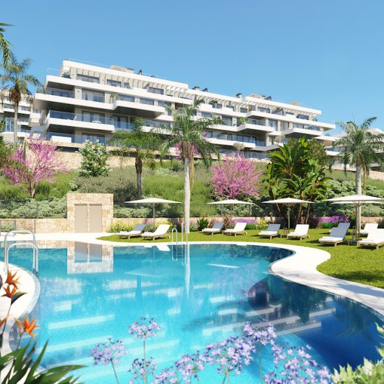 Amplia piscina en estos Excepcionales Apartamentos y Aticos en la Cala de Mijas - Vende Costa del Sol Inversiones Inmobiliarias