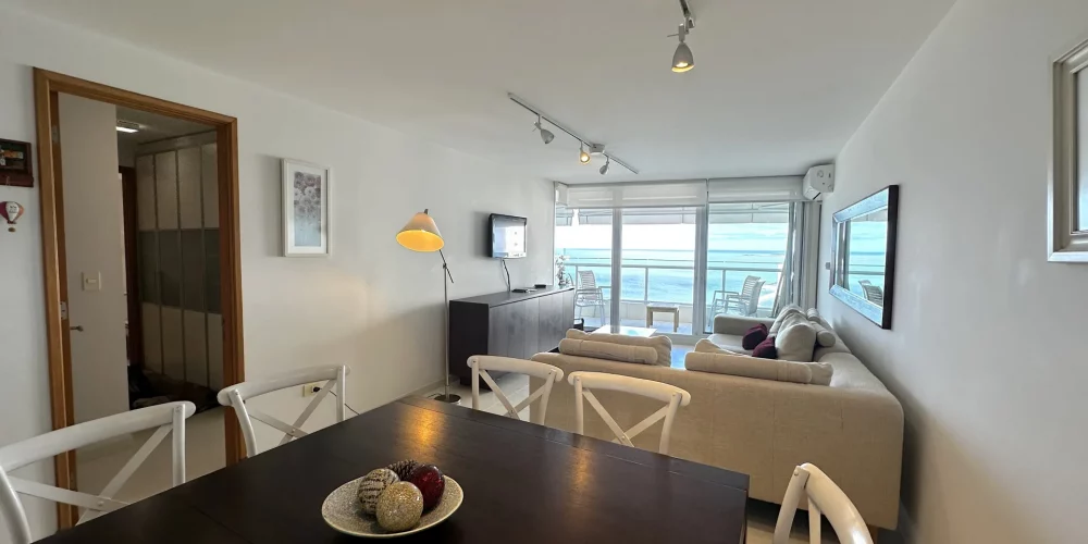 10.3.departamento-playa-mansa-comedor-vista-living-mar