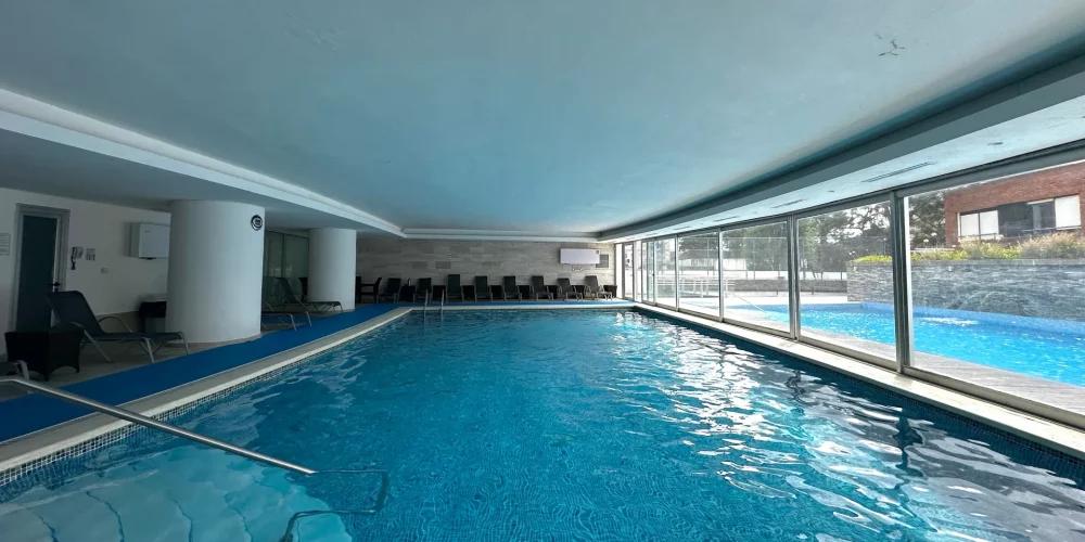 6.piscina-interior-climatizada-edificio-playa-mansa