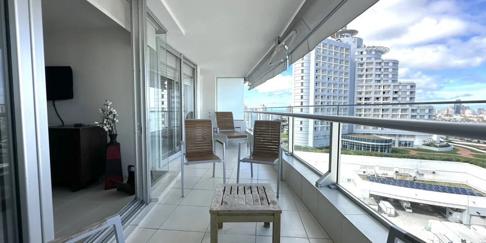 7.departamento-playa-mansa-terraza-acceso-living