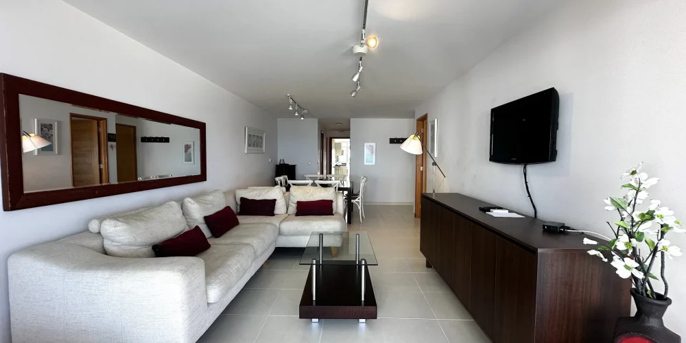 8.departamento-playa-mansa-living-comedor-amplio