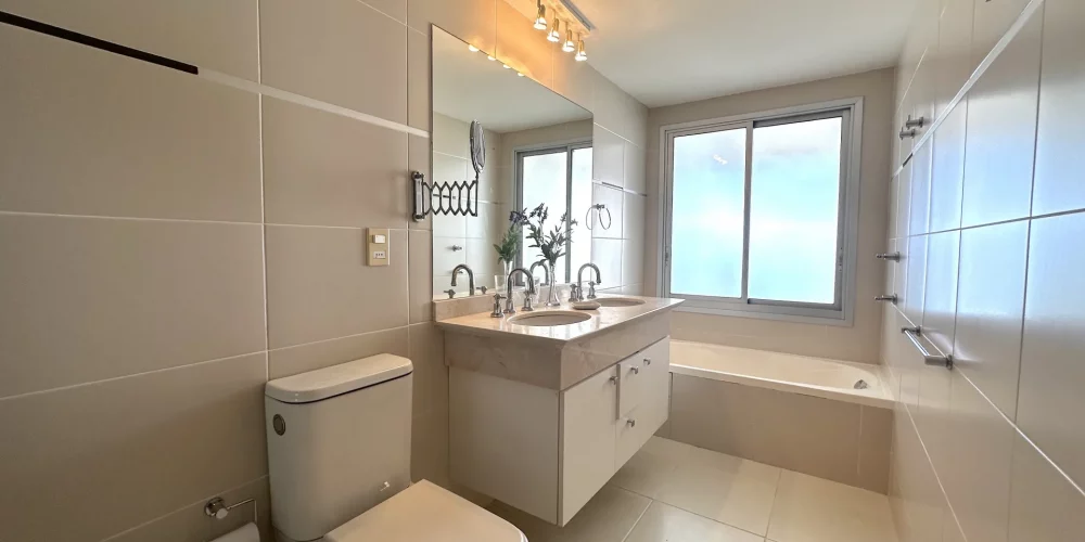 9. departamento-playa-mansa-bano-principal-doble-lavabo