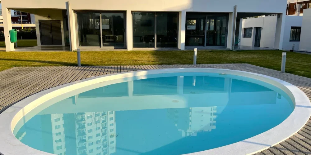 12-apartamento-playa-brava-piscina-exterior